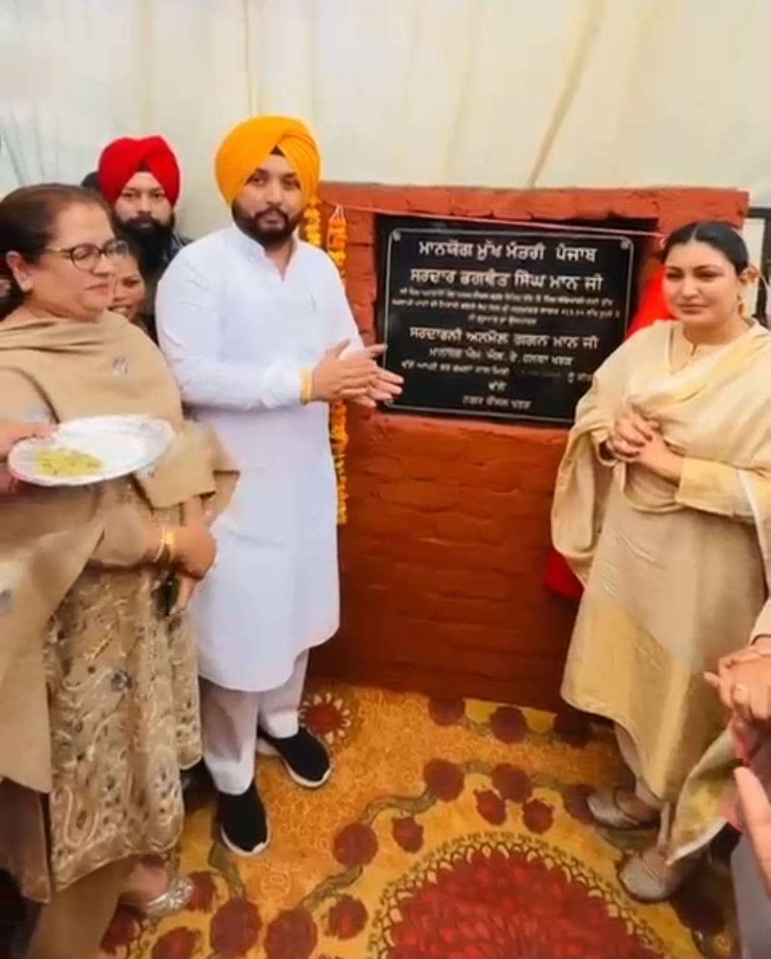 विधायक अनमोल गगन मान ने निज्जर चौक से बरियाली नदी तक बरसाती पानी की निकासी के लिए पाइप लाइन बिछाने का काम शुरू करवाया